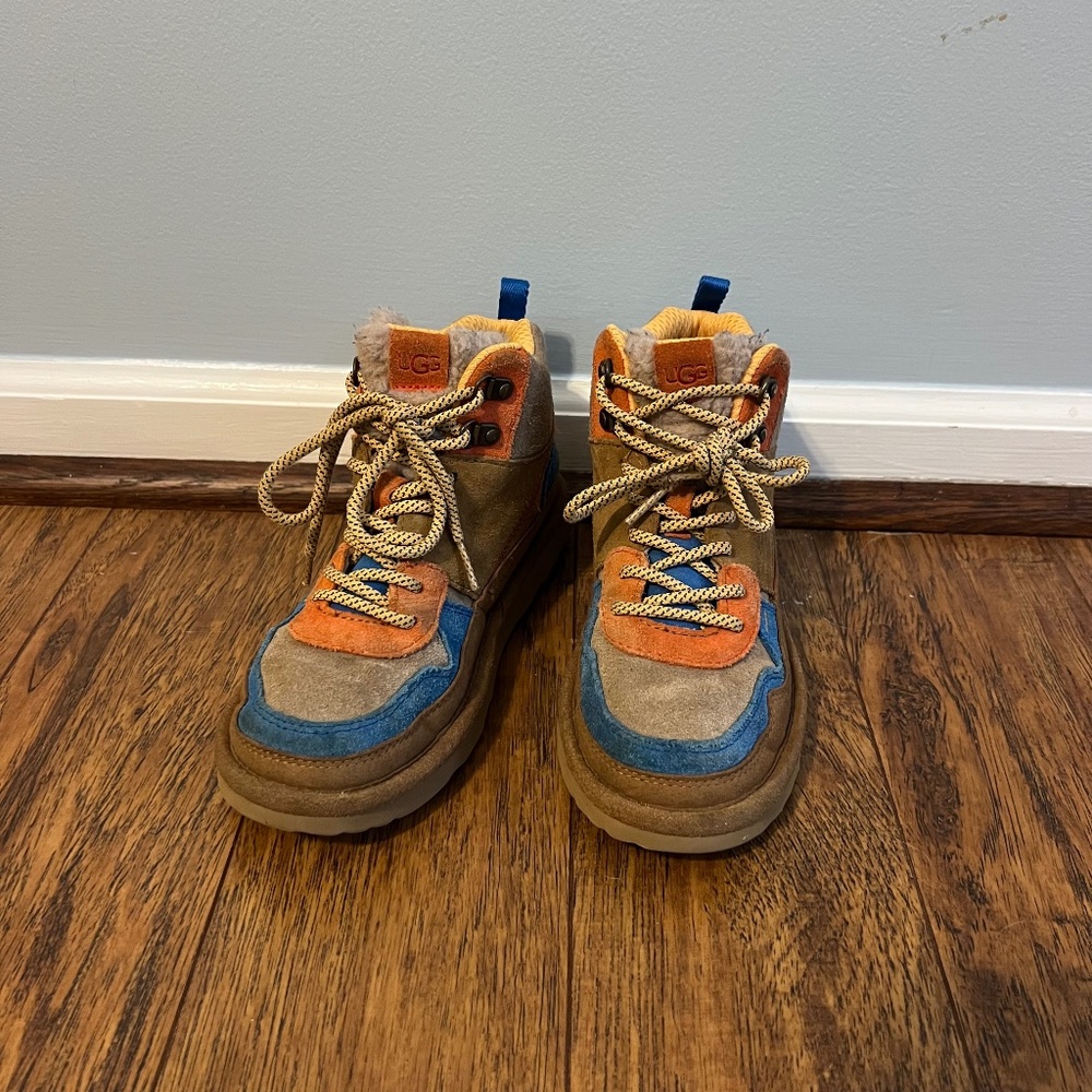 UGG Kids Highland Hi Heritage Chestnut/Sand Sneakers